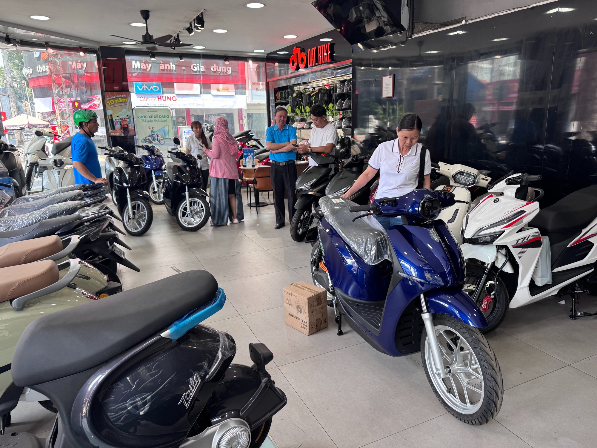 Xu hướng mua xe máy điện tăng vọt khi giá xăng cao tại TPHCM năm 2026 - Ảnh 5.