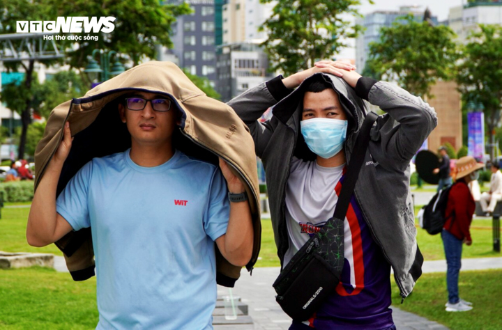 Dự b&aacute;o thời tiết 12 / 3 / 2026: Kh&ocirc;ng kh&iacute; lạnh miền Bắc , nắng n&oacute;ng miền Nam - Ảnh 1.