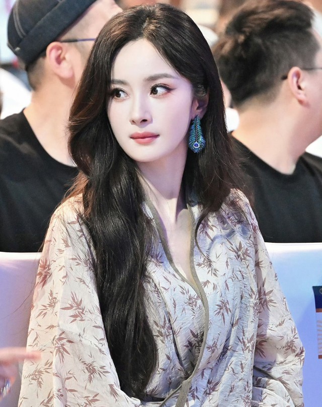 Mỹ nh&acirc;n đầu ti&ecirc;n sống s&oacute;t qua 4 lần cấm s&oacute;ng: Đ&ocirc;i mắt l&agrave; ngoại lệ quốc gia, nghỉ h&aacute;t 12 năm vẫn bị đ&ograve;i album mỗi ng&agrave;y- Ảnh 2.