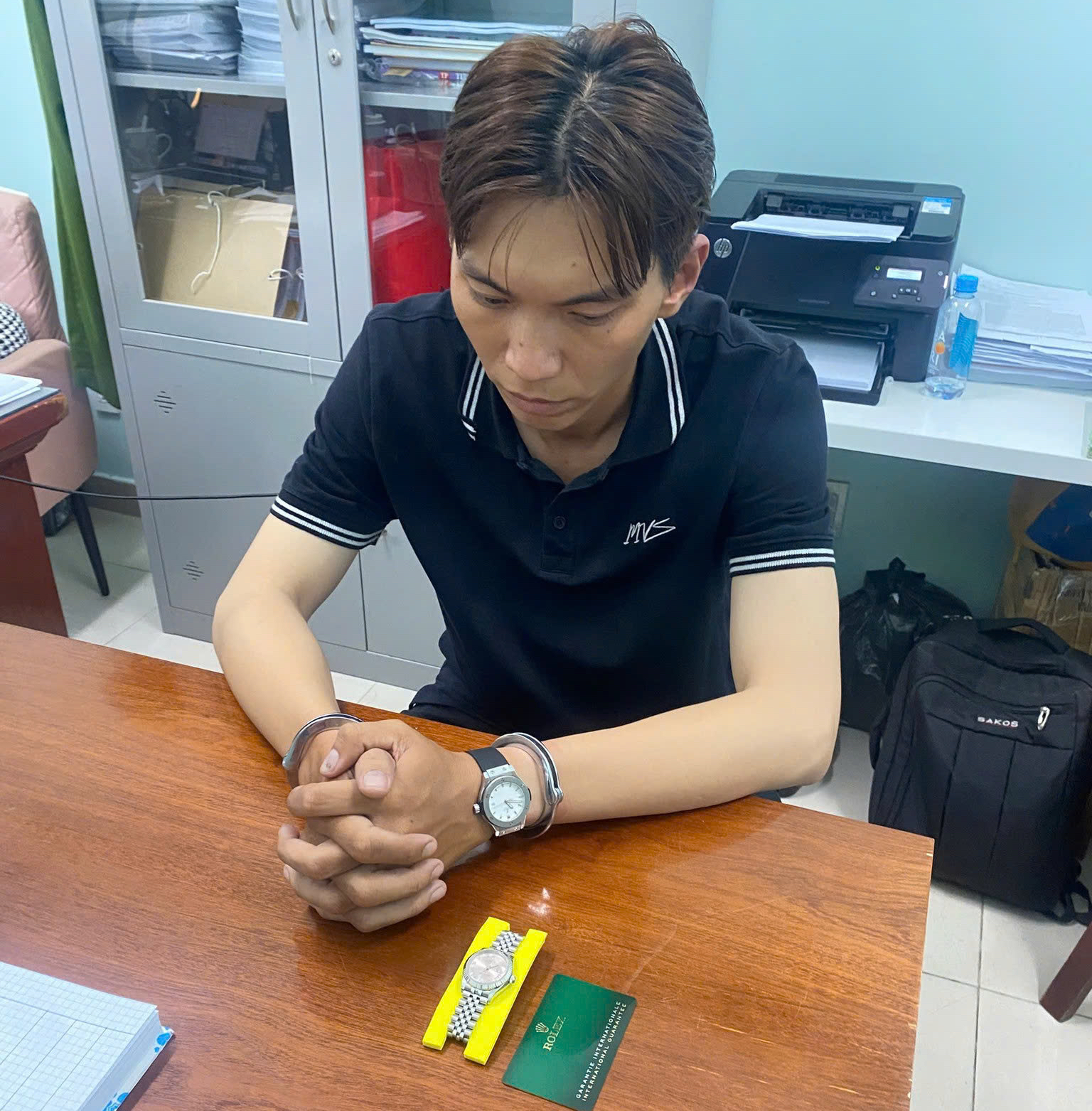 Bắt thanh ni&ecirc;n trộm đồng hồ Rolex tại chung cư Scenic Valley , TPHCM - Ảnh 1.