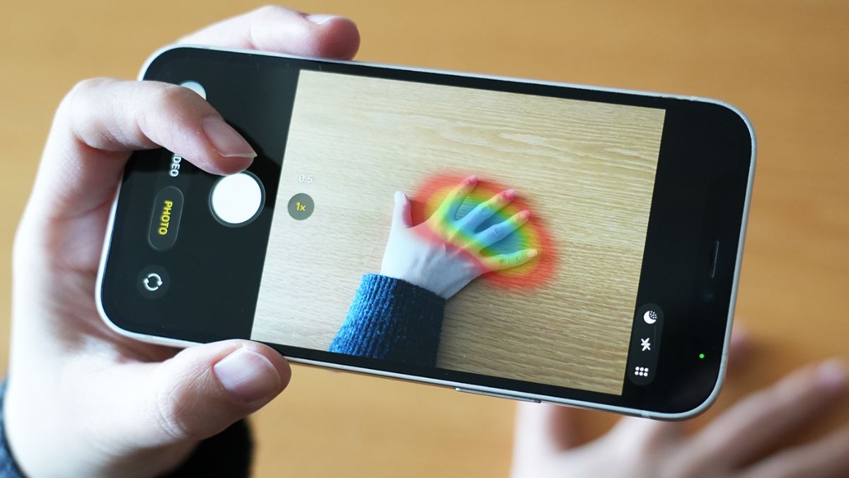 Chụp ảnh b&agrave;n tay, ph&aacute;t hiện được bệnh hiếm gặp - Ảnh 1.