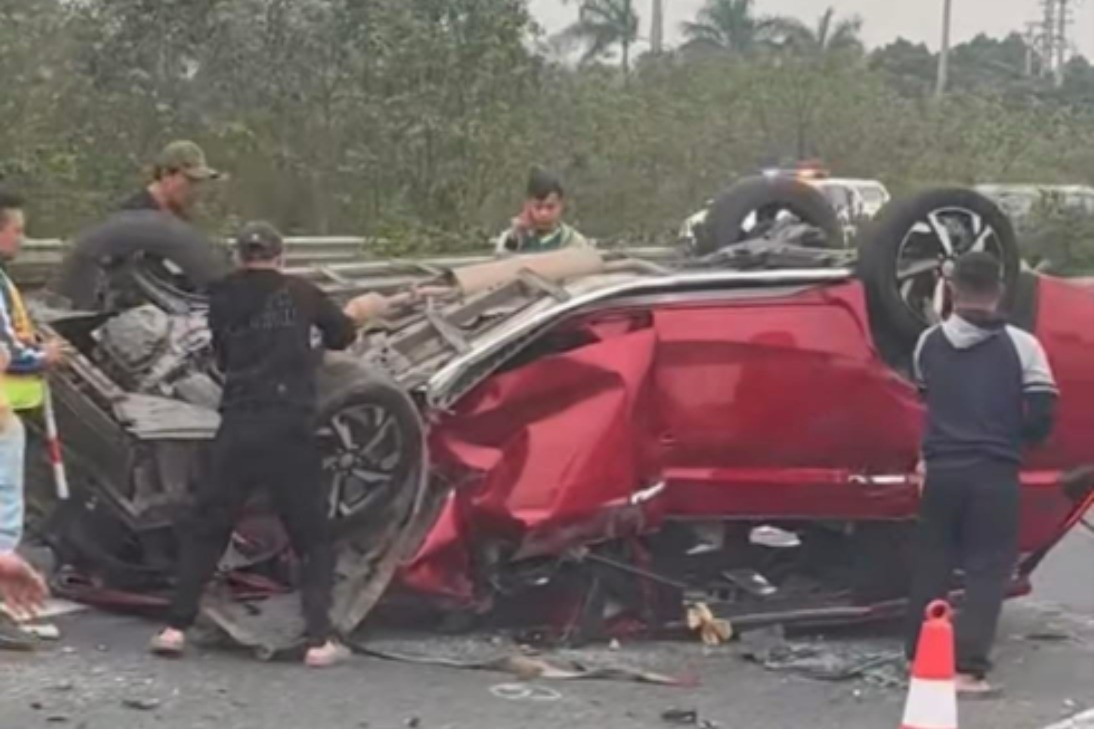 Tai nạn ô tô con lật úp trên cao tốc Pháp Vân - cao Bồ , không có thương vong - Ảnh 1.