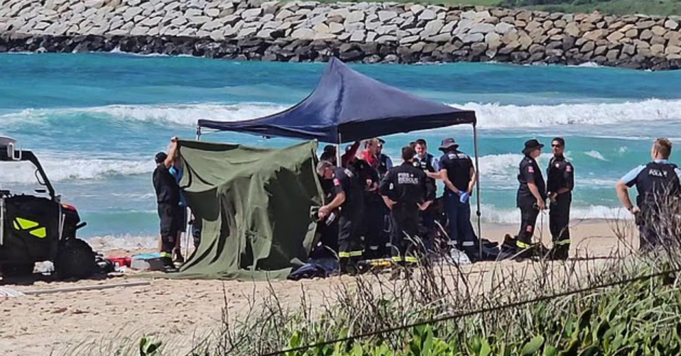 Cặp đ&ocirc;i tử vong thương t&acirc;m khi bơi tại b&atilde;i biển Australia - Ảnh 1.