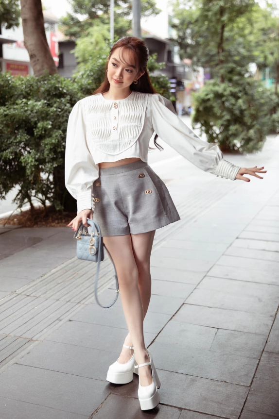 Mỹ nh&acirc;n chỉ cao 1m50 nhưng mặc đẹp kh&ocirc;ng trượt ph&aacute;t n&agrave;o, xuất hiện ở đ&acirc;u th&igrave; nơi đ&oacute; l&agrave; Paris Fashion Week- Ảnh 10.