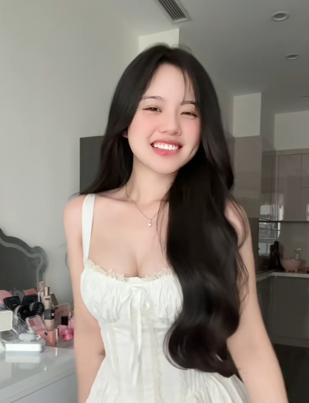 G&aacute;i xinh bất ngờ l&ecirc;n xu hướng nhờ khoe "l&uacute;m", qu&aacute; khứ từng bị gắn m&aacute;c "bản sao" Tiểu H&yacute; - Ảnh 1.