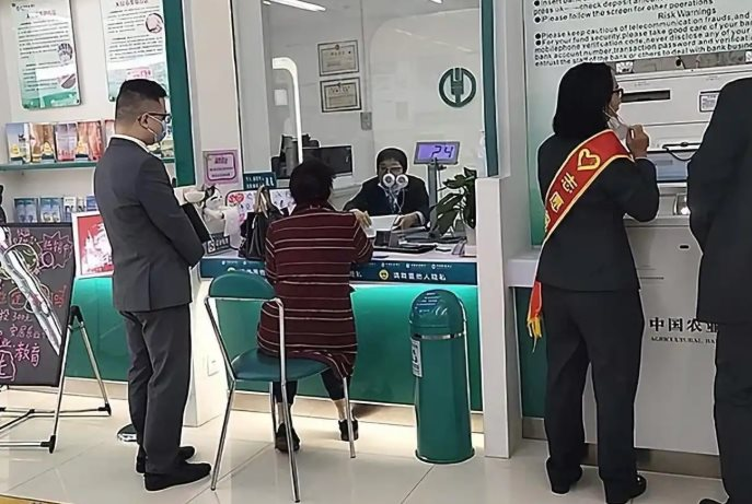 T&agrave;i khoản bỗng dưng cộng th&ecirc;m 2,6 tỷ đồng, ai sẽ ho&agrave;n trả trong vụ chuyển nhầm? - Ảnh 2.