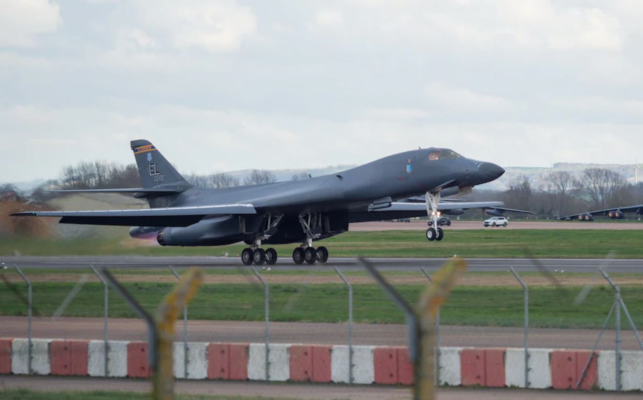 Mỹ tiến h&agrave;nh kh&ocirc;ng k&iacute;ch quy m&ocirc; lớn v&agrave;o cơ sở t&ecirc;n lửa ngầm của Iran - Ảnh 2.