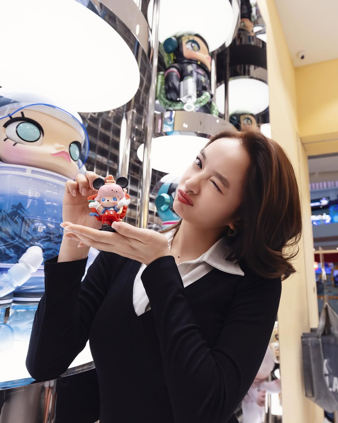 Mỹ nh&acirc;n chỉ cao 1m50 nhưng mặc đẹp kh&ocirc;ng trượt ph&aacute;t n&agrave;o, xuất hiện ở đ&acirc;u th&igrave; nơi đ&oacute; l&agrave; Paris Fashion Week- Ảnh 17.