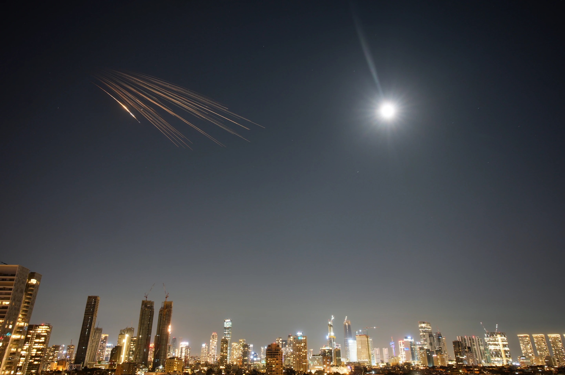 Iran v&agrave; Hezbollah phối hợp ph&oacute;ng bom ch&ugrave;m v&agrave;o Israel - Ảnh 2.