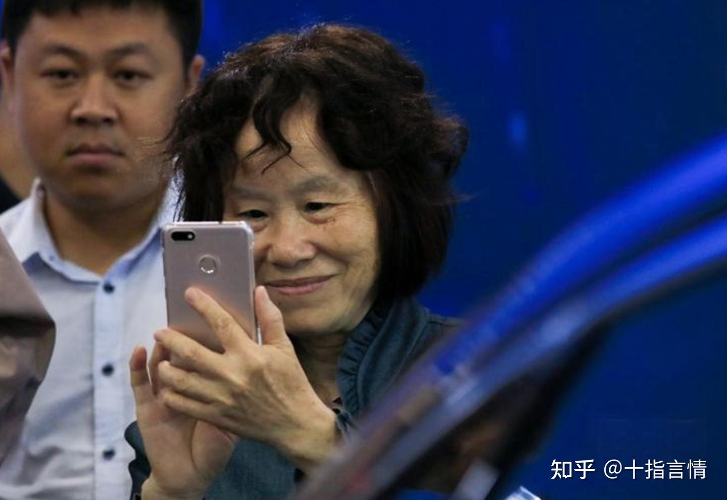 Mẹ t&ocirc;i nhận lương hưu 19 triệu/th&aacute;ng nhưng sau 3 năm chỉ c&oacute; khoản t&iacute;ch c&oacute;p v&agrave;i triệu: 3 c&aacute;i bẫy t&agrave;i ch&iacute;nh khiến người gi&agrave; mất tiền m&agrave; kh&ocirc;ng hay- Ảnh 2.