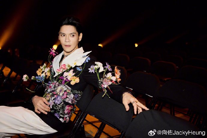 "Thiếu gia showbiz" kh&oacute; coi vậy: Hết m&uacute;a may quay cuồng, c&ograve;n "tung cước" v&agrave;o mặt MC giữa lễ trao giải- Ảnh 2.