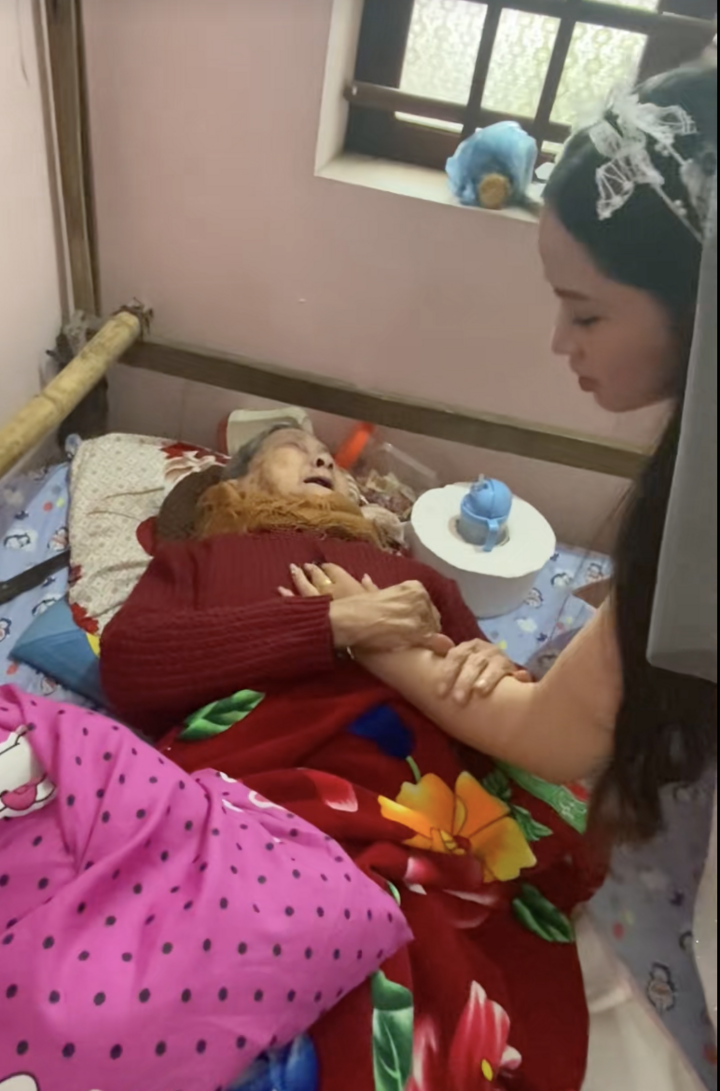 Khoảnh khắc x&uacute;c động b&agrave; nội 90 tuổi tiễn ch&aacute;u g&aacute;i về nh&agrave; chồng - Ảnh 2.