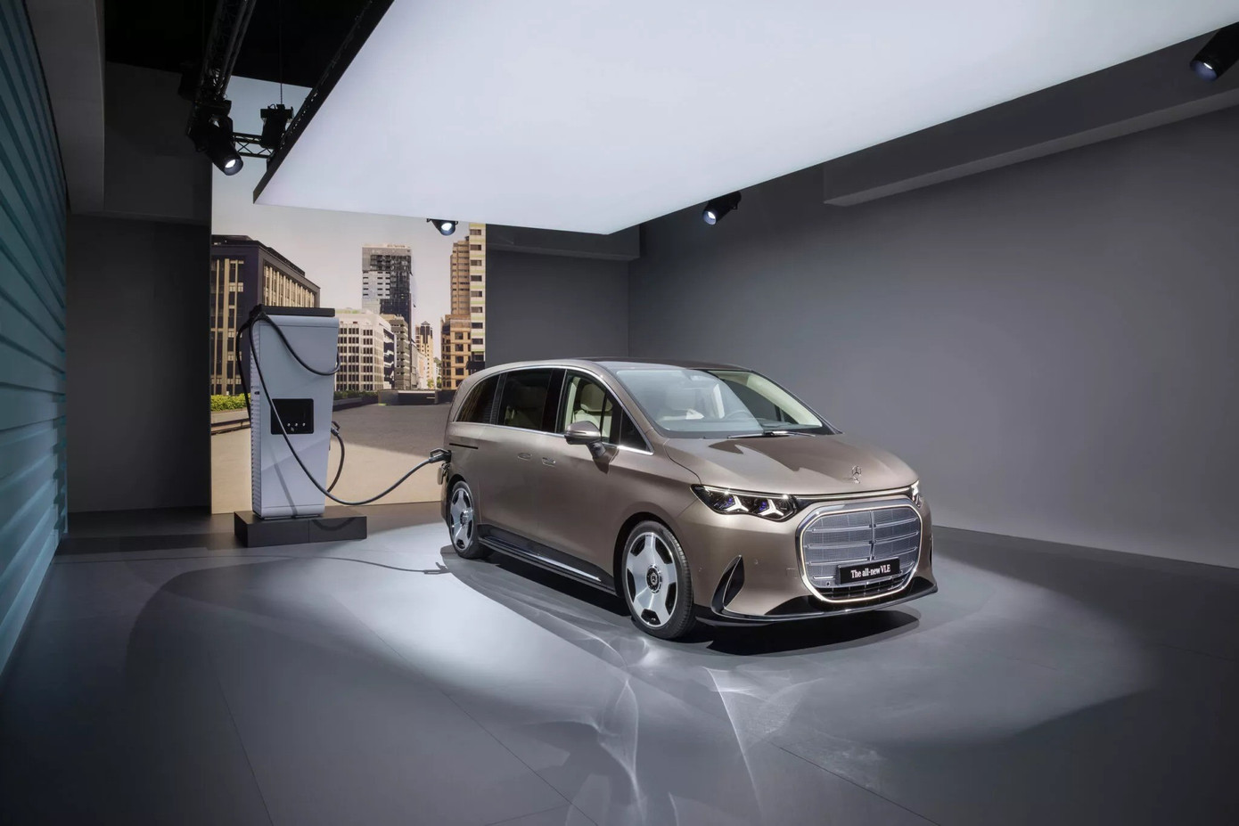 Mercedes h&eacute; lộ mẫu limousine điện đi được 700 km/lần sạc - Ảnh 16.