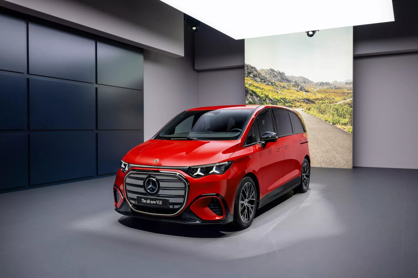 Mercedes h&eacute; lộ mẫu limousine điện đi được 700 km/lần sạc - Ảnh 3.