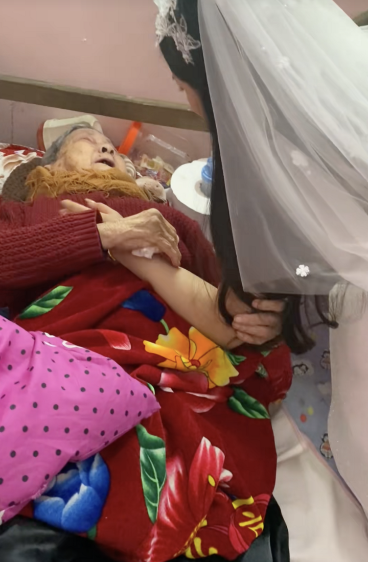 Khoảnh khắc x&uacute;c động b&agrave; nội 90 tuổi tiễn ch&aacute;u g&aacute;i về nh&agrave; chồng - Ảnh 1.