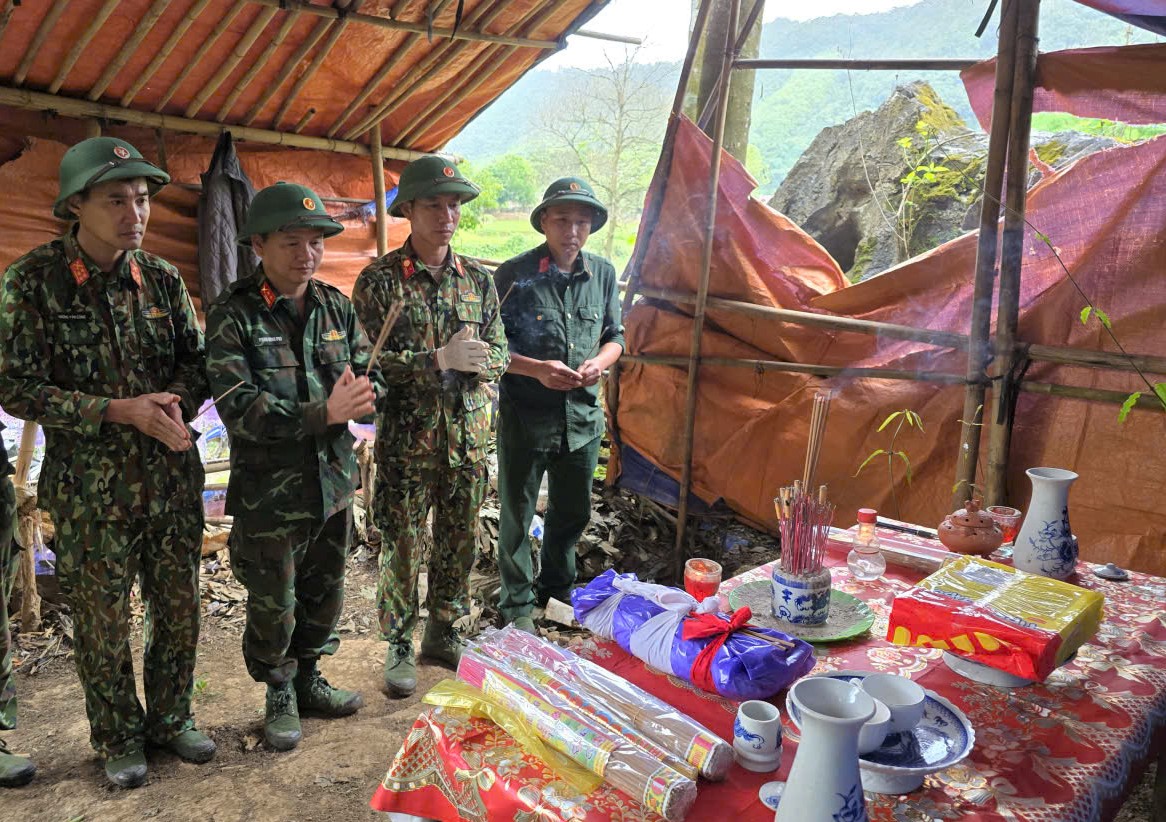 Tìm thấy hài cốt liệt sĩ năm 1958 và di vật trong hang đá Quảng Trị - Ảnh 2.