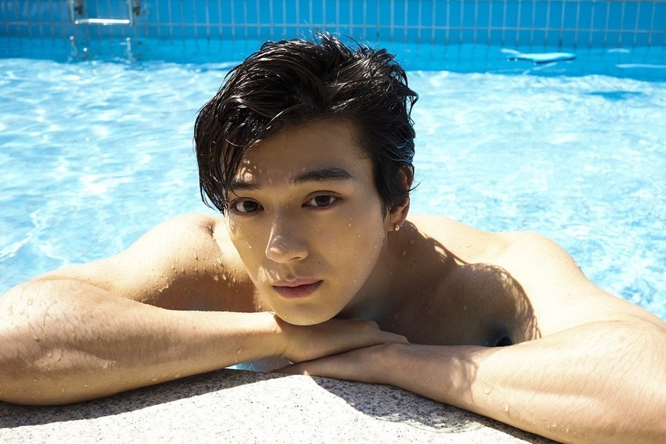 Đời tư qu&aacute; sốc của nam thần hot nhất One Piece: C&oacute; con từ năm 14 tuổi, d&iacute;nh cả biển phốt "phi c&ocirc;ng trẻ l&aacute;i m&aacute;y bay" chấn động - Ảnh 4.