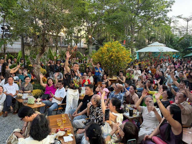 &Ocirc;ng ho&agrave;ng nhạc Việt đ&igrave;nh đ&aacute;m một thời ngồi ghế nhựa biểu diễn ở qu&aacute;n ăn, b&aacute;n cafe ở Thảo Điền - Ảnh 5.