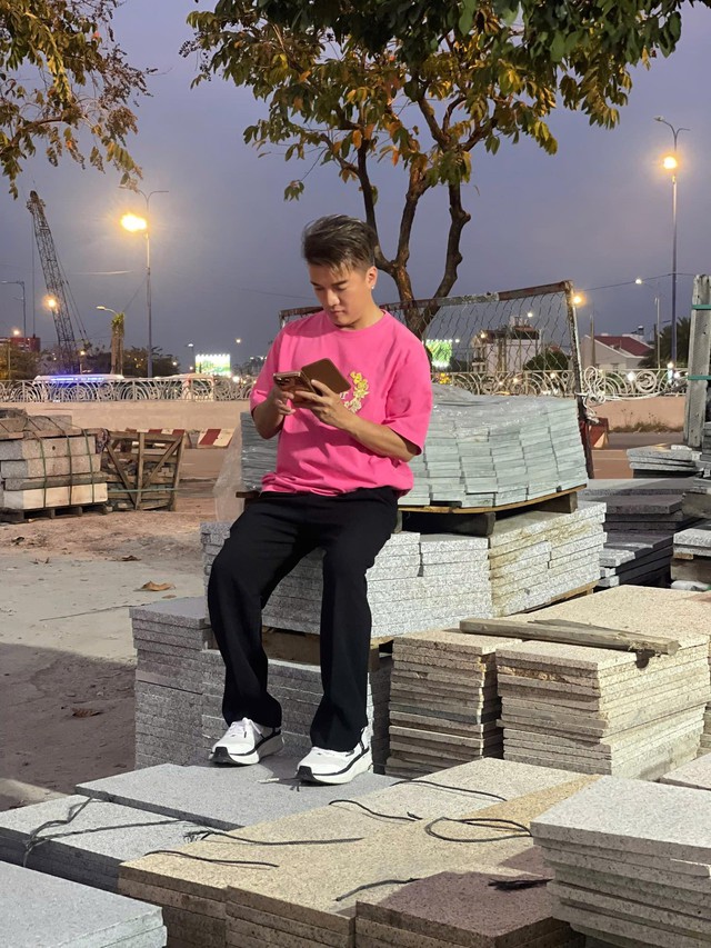 &Ocirc;ng ho&agrave;ng nhạc Việt đ&igrave;nh đ&aacute;m một thời ngồi ghế nhựa biểu diễn ở qu&aacute;n ăn, b&aacute;n cafe ở Thảo Điền - Ảnh 6.