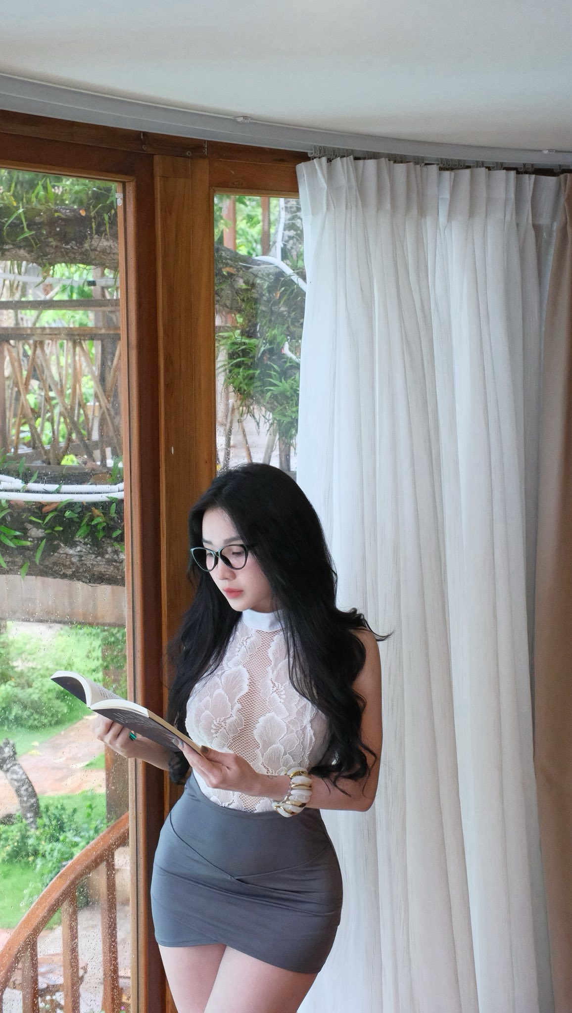 H&oacute;a c&ocirc; thư k&yacute;, hot girl "b&aacute;n loa" khiến d&acirc;n t&igrave;nh nh&aacute;o nh&agrave;o v&igrave; qu&aacute; quyến rũ - Ảnh 2.