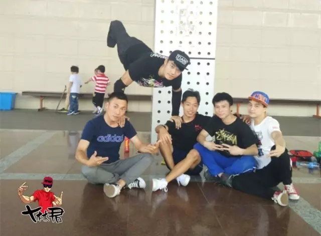M&agrave;n breakdance 29 gi&acirc;y của ch&agrave;ng trai cụt 2 ch&acirc;n b&ecirc;n lề đường g&acirc;y b&atilde;o: &ldquo;Đừng tiếc nuối thay t&ocirc;i&rdquo;- Ảnh 2.