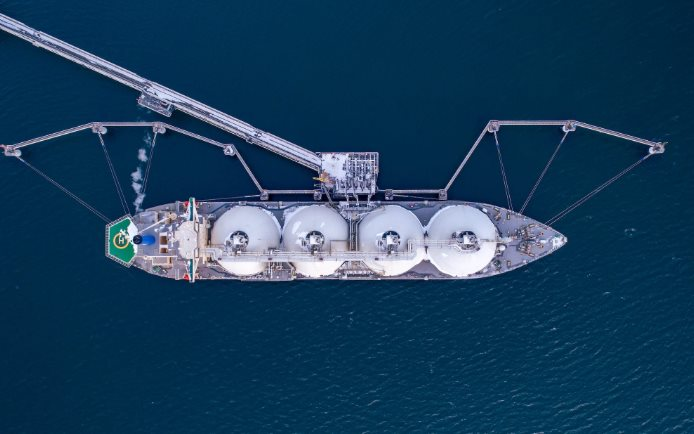 Đang trên đường đến châu Âu, một tàu chở LNG của Mỹ bất ngờ quay đầu chuyển hướng đến Trung Quốc - Ảnh 1.