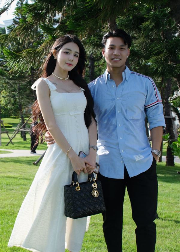 Văn Thanh "ting ting" 500 triệu cho bạn gái đã là gì, về nhà hết rửa bát, lau dép đến làm thợ tỉa cây - Ảnh 2.