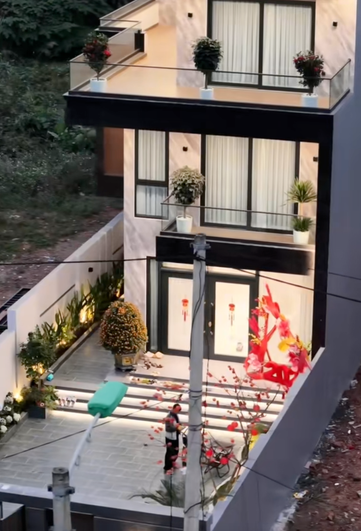 Cặp vợ chồng trẻ ở Th&aacute;i Nguy&ecirc;n khoe nh&agrave; mới đẹp long lanh, d&acirc;n t&igrave;nh lập tức "cảnh b&aacute;o" một chi tiết ngay g&oacute;c s&acirc;n- Ảnh 1.