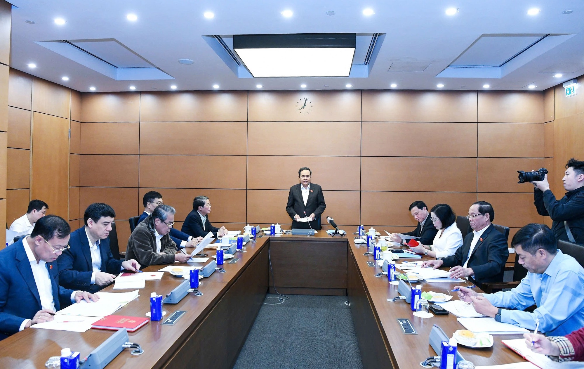 Chủ tịch Quốc hội Trần Thanh Mẫn chủ trì họp chuẩn bị cho bầu cử 2026 - Ảnh 2.