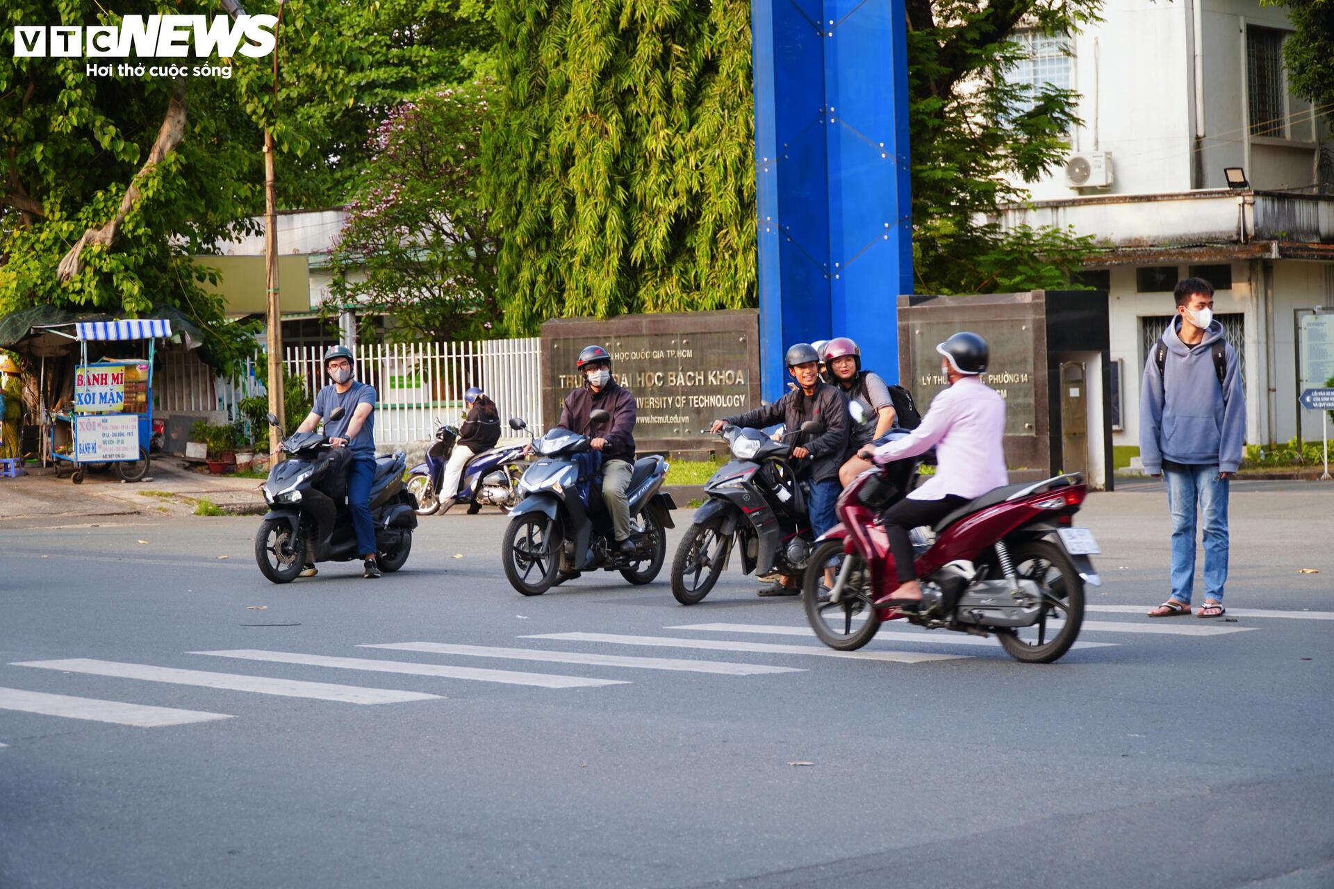 To&agrave;n cảnh trường Đại học B&aacute;ch khoa giữa 'đất v&agrave;ng' TP.HCM - Ảnh 6.