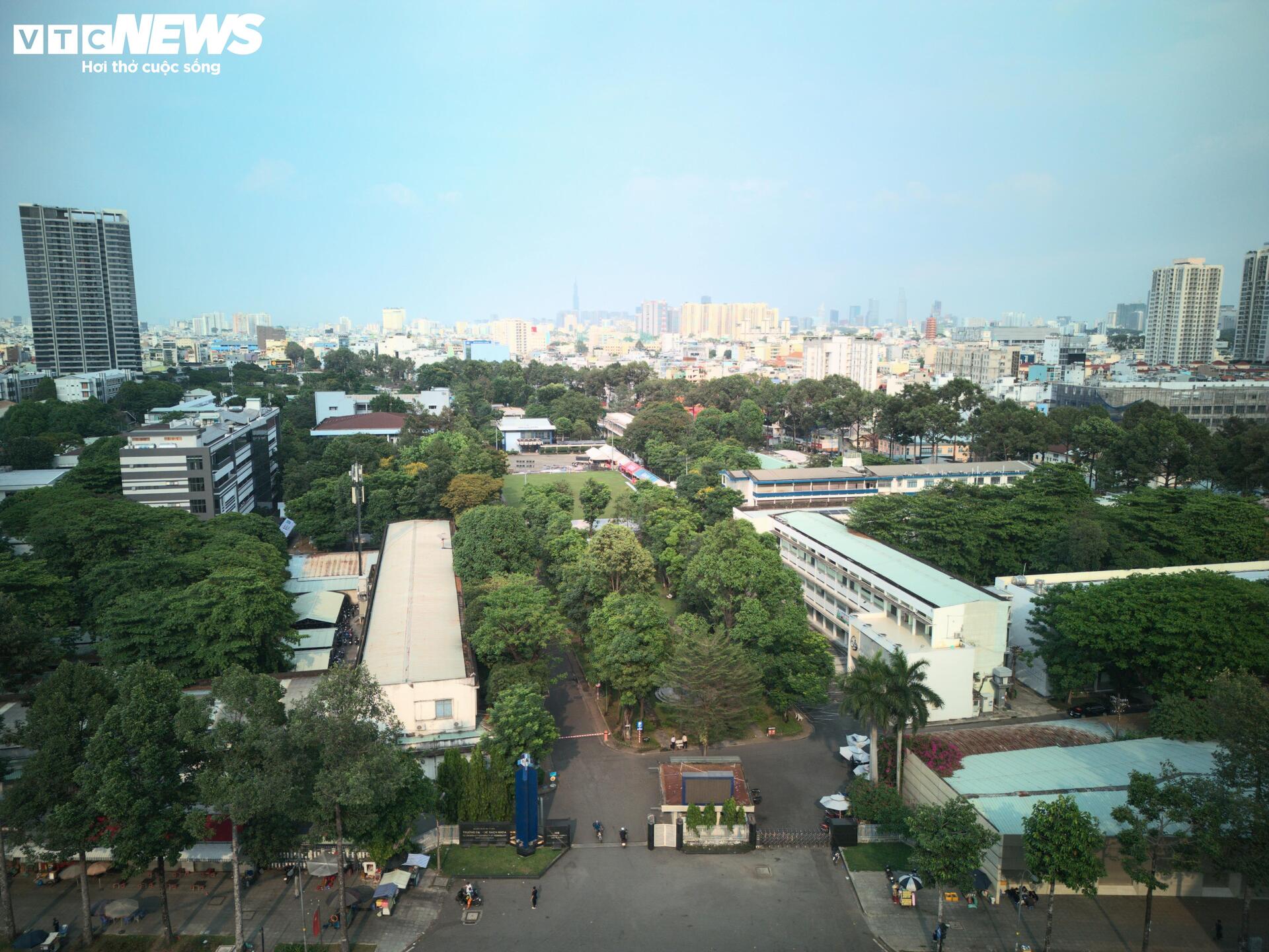 To&agrave;n cảnh trường Đại học B&aacute;ch khoa giữa 'đất v&agrave;ng' TP.HCM - Ảnh 2.