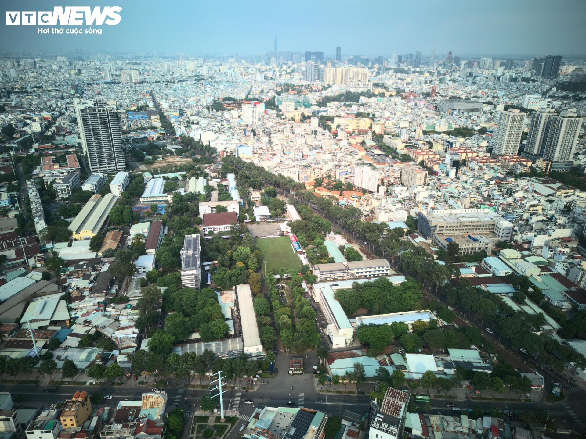 To&agrave;n cảnh trường Đại học B&aacute;ch khoa giữa 'đất v&agrave;ng' TP.HCM - Ảnh 1.