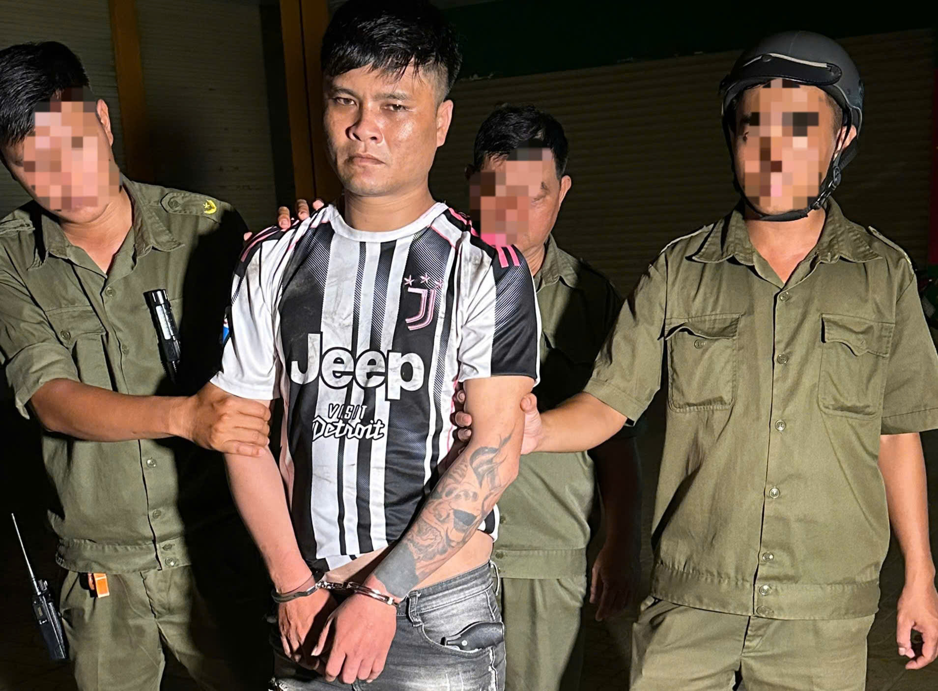 CSGT Vĩnh Long phát hiện đối tượng tàng trữ ma túy và vũ khí quân dụng - Ảnh 1. CSGT Vĩnh Long phát hiện đối tượng tàng trữ ma túy và vũ khí quân dụng - Ảnh 1.