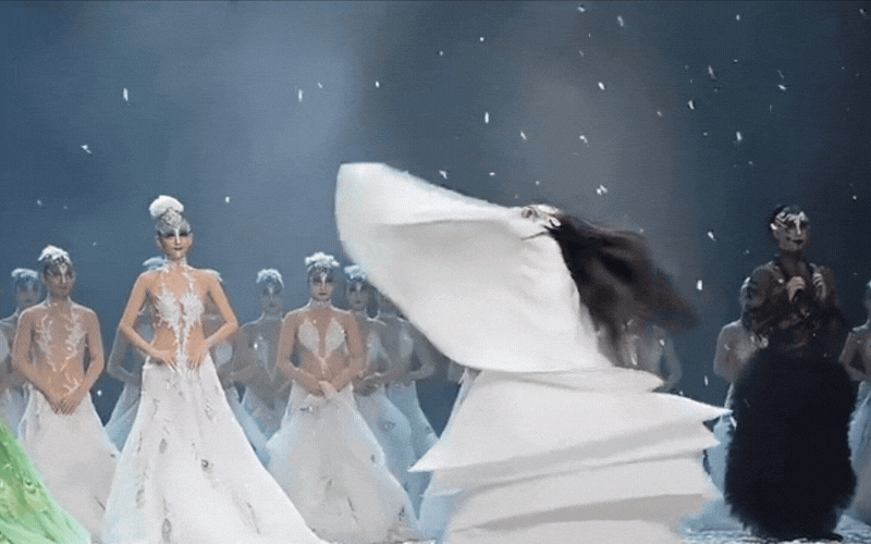 Phạm Cảnh Nguyệt và màn xoay tròn 3 tiếng trong Khổng Tước khiến khán giả thán phục - Ảnh 1. Phạm Cảnh Nguyệt và màn xoay tròn 3 tiếng trong Khổng Tước khiến khán giả thán phục - Ảnh 1.