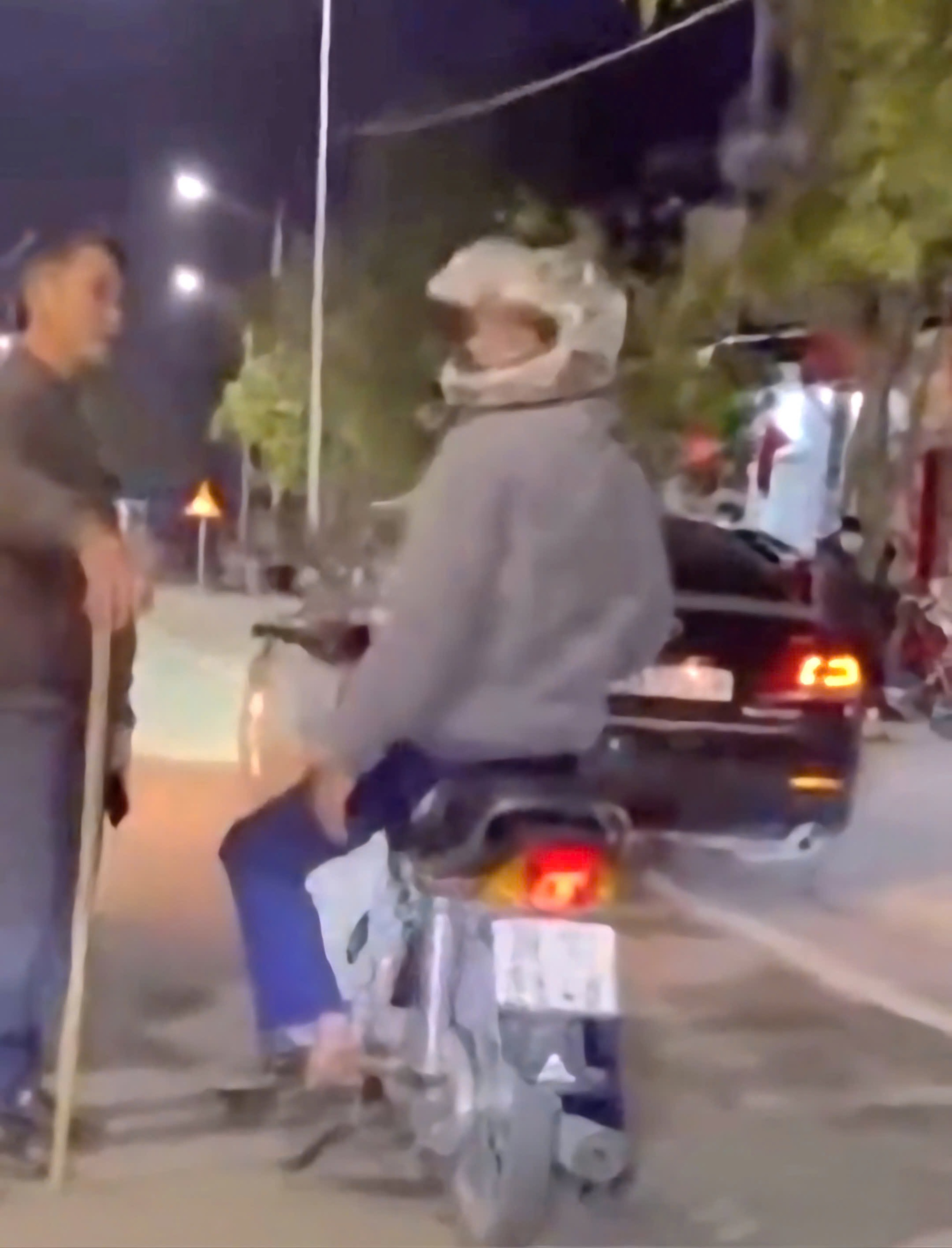 Gi&aacute;m đốc doanh nghiệp ngang nhi&ecirc;n dừng xe giữa đường, d&ugrave;ng gậy &ldquo;t&aacute;c động&rdquo; v&agrave;o ch&acirc;n người đi xe m&aacute;y - Ảnh 2.