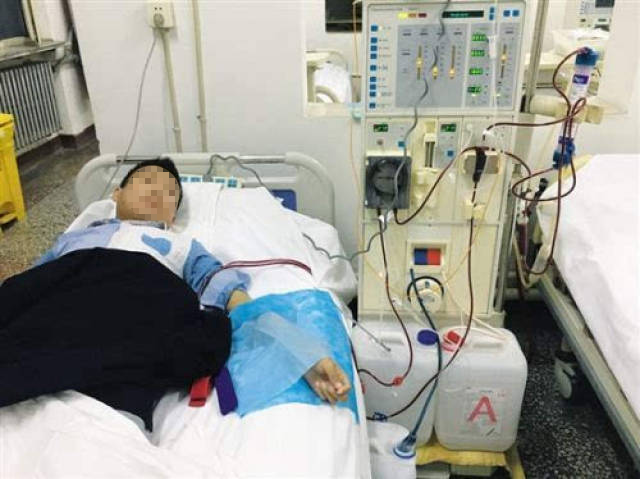 Nam CEO 28 tuổi ph&aacute;t hiện suy thận, b&aacute;c sĩ cảnh b&aacute;o 7 th&oacute;i quen "ph&aacute; thận" nhiều người trẻ vẫn lặp lại mỗi ng&agrave;y - Ảnh 1.