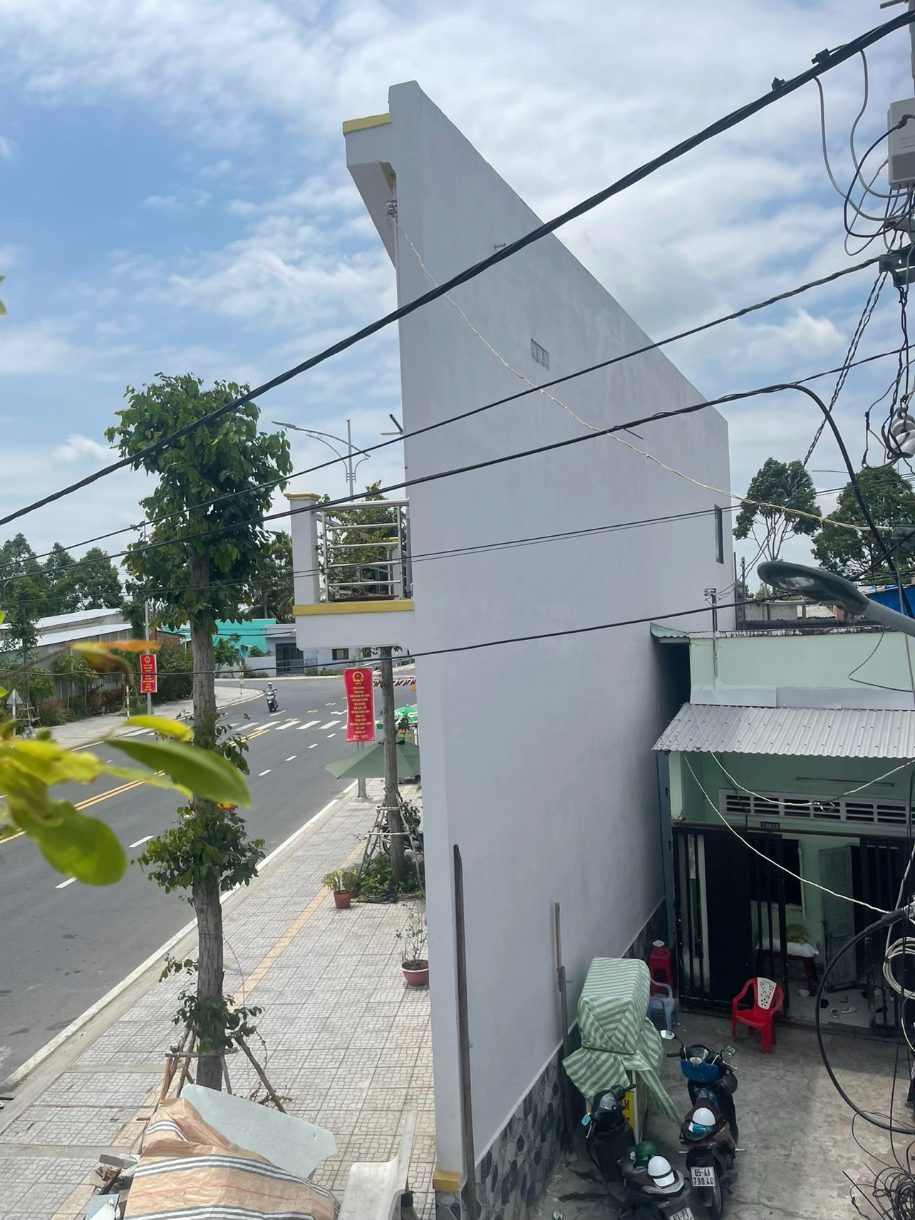 To&agrave;n cảnh căn nh&agrave; mỏng nhất Cần Thơ: H&agrave;ng x&oacute;m tiết lộ th&ocirc;ng tin bất ngờ- Ảnh 2.