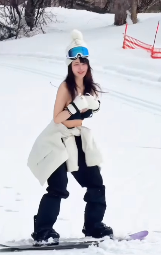 C&ocirc; g&aacute;i "nghị lực", diện bikini trượt tuyết g&acirc;y b&atilde;o triệu view, nhan sắc khiến netizen tan chảy - Ảnh 1.