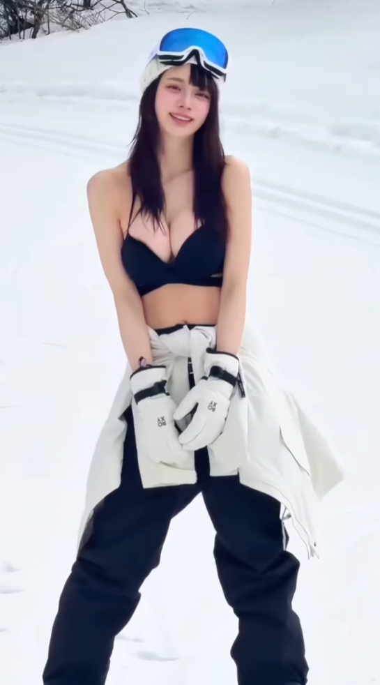 C&ocirc; g&aacute;i "nghị lực", diện bikini trượt tuyết g&acirc;y b&atilde;o triệu view, nhan sắc khiến netizen tan chảy - Ảnh 2.