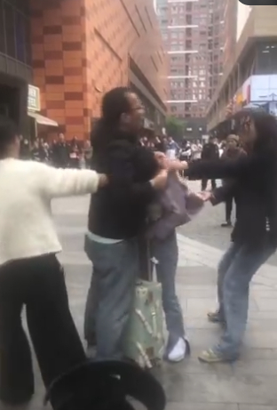 Vợ bắt quả tang chồng ngoại t&igrave;nh giữa trung t&acirc;m thương mại - Ảnh 1.