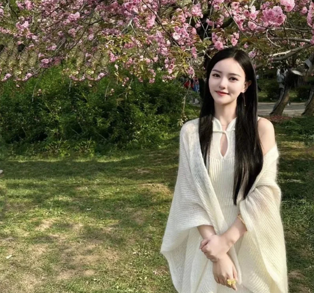 Vợ bắt quả tang chồng ngoại t&igrave;nh giữa trung t&acirc;m thương mại - Ảnh 2.