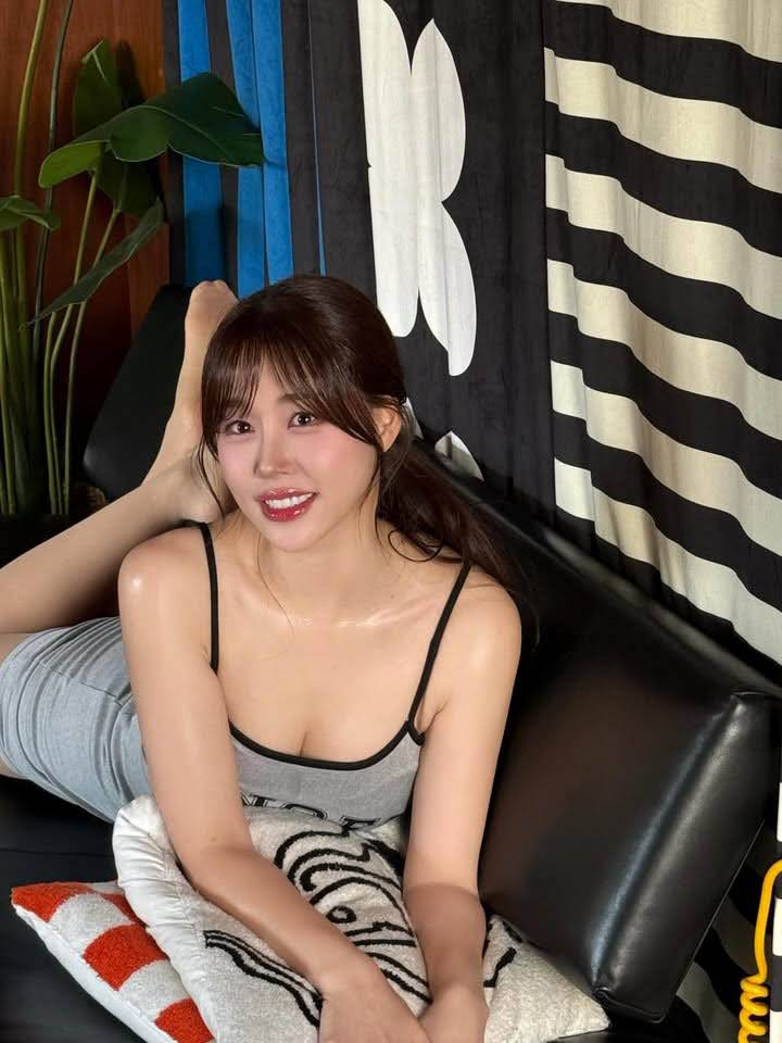 Rời s&acirc;n vận động, "nữ thần cổ vũ" g&acirc;y b&atilde;o với bộ ảnh đời thường vạn người m&ecirc; - Ảnh 4.