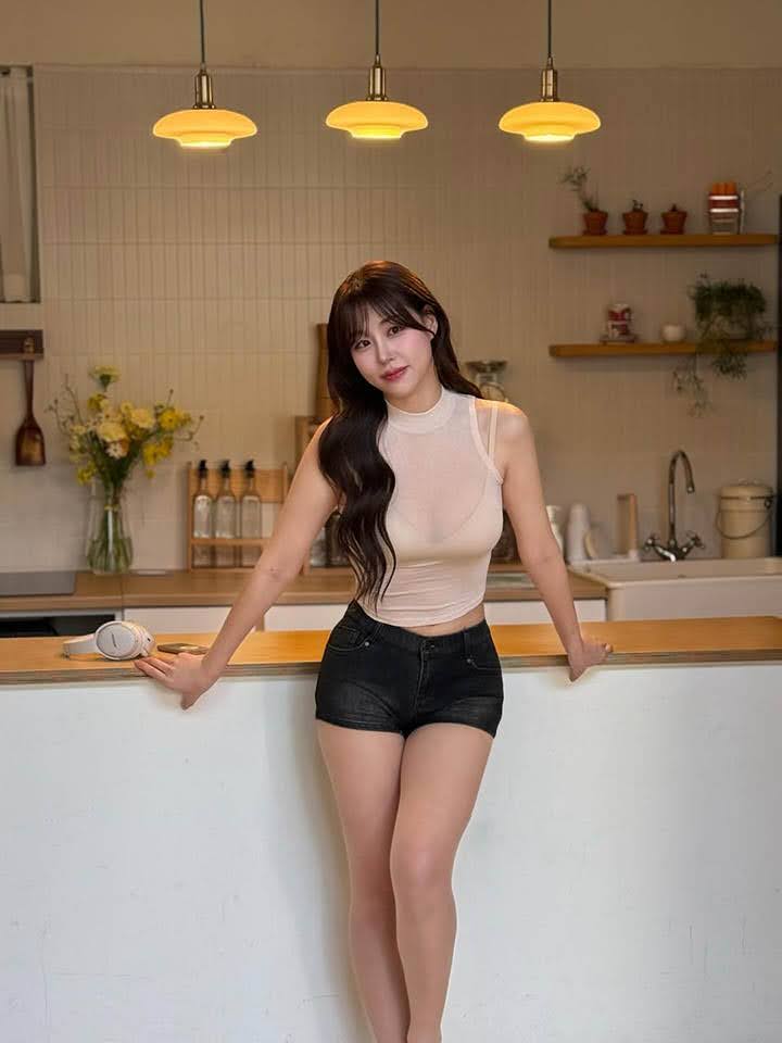 Rời s&acirc;n vận động, "nữ thần cổ vũ" g&acirc;y b&atilde;o với bộ ảnh đời thường vạn người m&ecirc; - Ảnh 2.