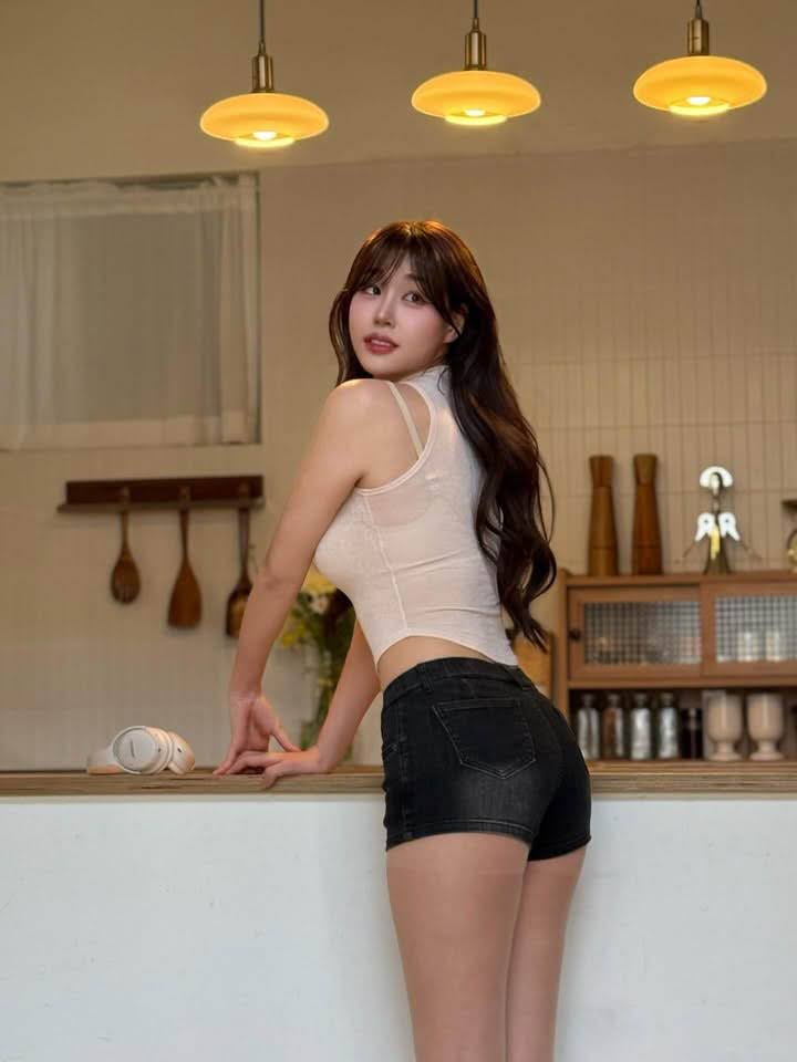 Rời s&acirc;n vận động, "nữ thần cổ vũ" g&acirc;y b&atilde;o với bộ ảnh đời thường vạn người m&ecirc; - Ảnh 3.