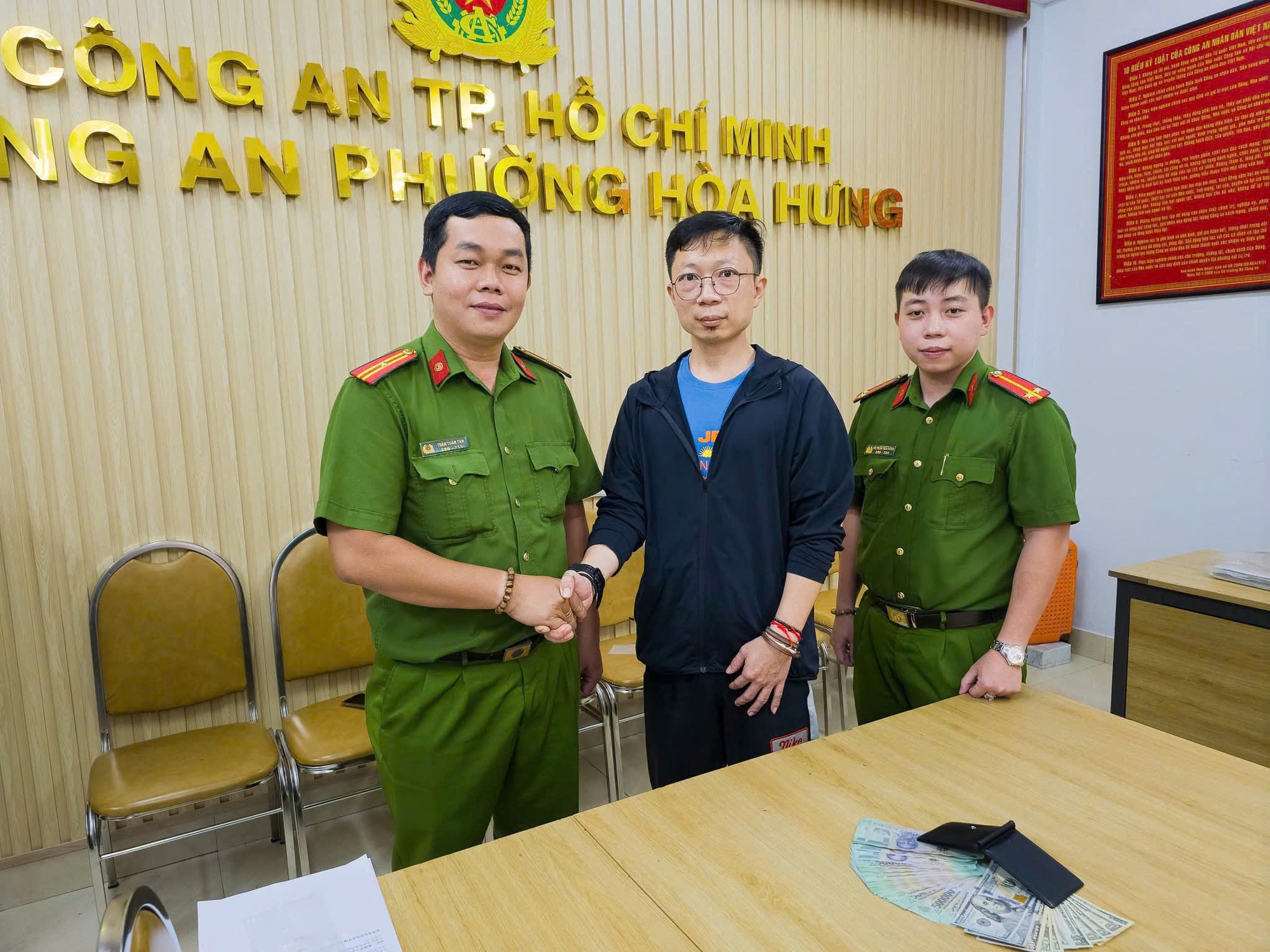 Nhậu say ngủ qu&ecirc;n ở vỉa h&egrave; , vụ trộm t&agrave;i sản nhanh ch&oacute;ng bị ph&aacute; giải - Ảnh 1.