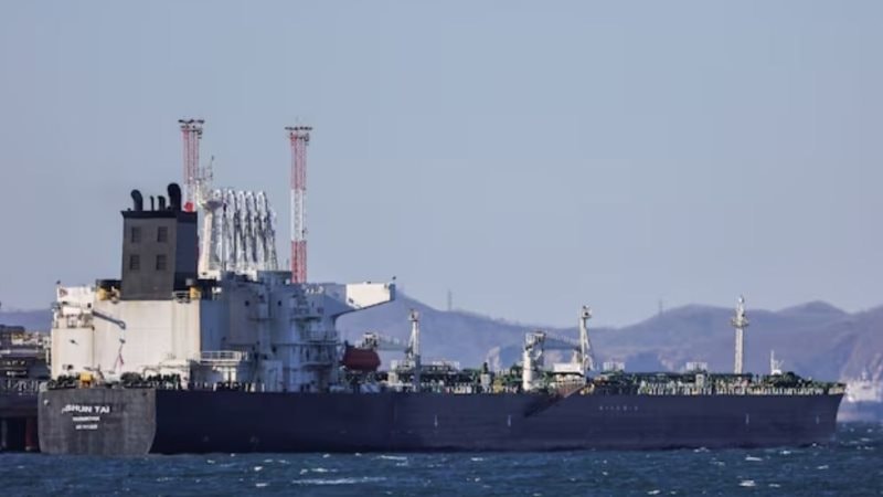 Iran đóng cửa eo biển Hormuz, một quốc gia liền đề nghị Mỹ 'cho phép' mua dầu Nga - Ảnh 1.