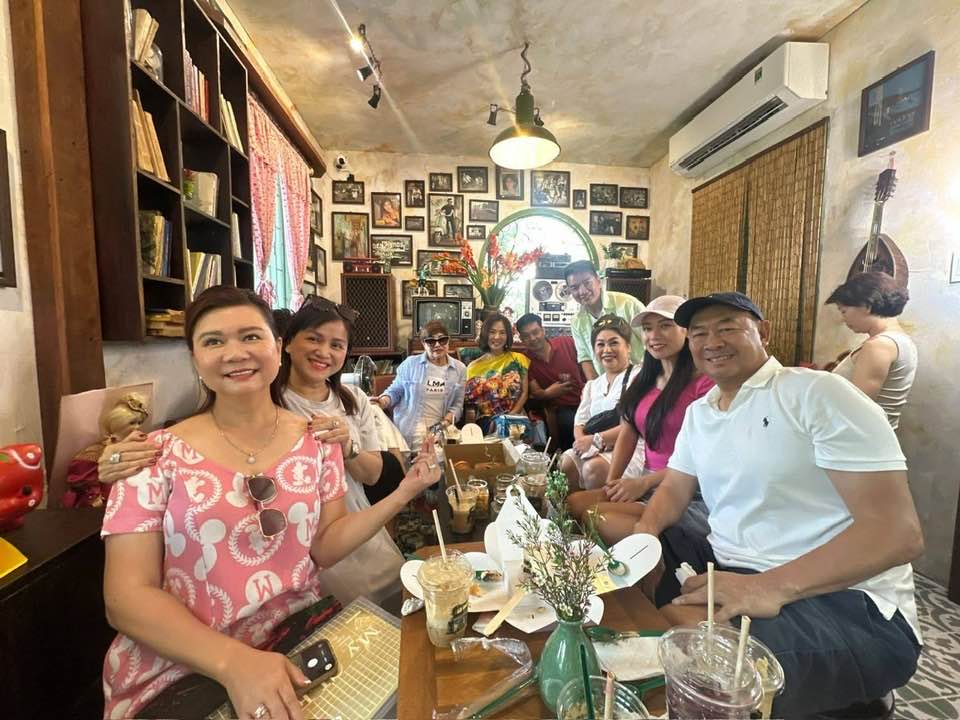 Vợ cũ thăm quán cafe của Đàm Vĩnh Hưng: 