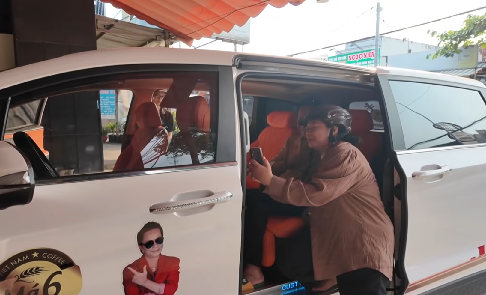 Nam danh h&agrave;i đi độ xe, ph&aacute;t hiện Ngọc Trinh đ&atilde; b&aacute;n xe - Ảnh 1.