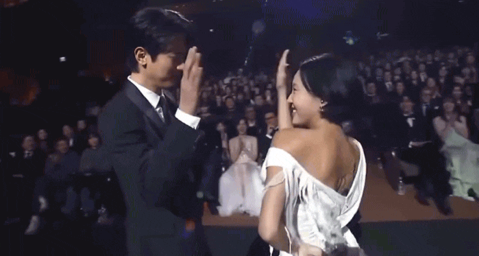 Cả nước ph&aacute;t sốt v&igrave; đoạn clip Mỹ T&acirc;m t&aacute;n tỉnh Mai T&agrave;i Phến, phản ứng đ&agrave;ng trai n&oacute;i l&ecirc;n nhiều điều- Ảnh 1.