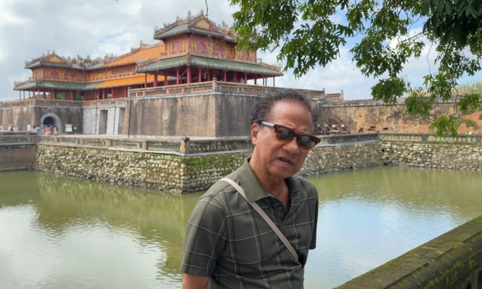 Chế Linh tới Huế, nhắc kh&aacute;n giả ở nước ngo&agrave;i về nước l&agrave;m một việc - Ảnh 1.